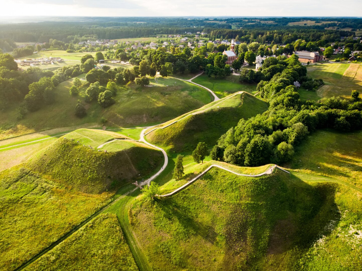 Kernavės archeologinės vietovės paslaptys: baltų civilizacijos šerdis